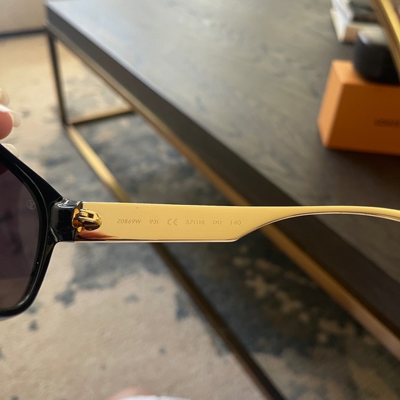 LOUIS VUITTON
Blk Acetate and Epi Leather Frame Sunglasses Z0869W - Picture 4 of 10